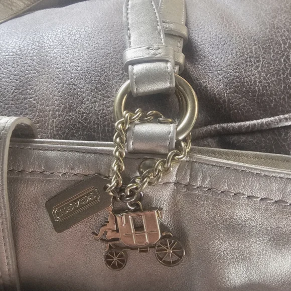 Coach Lily Legacy, Gold Metalic With Turnlock. - Picture 10 of 16